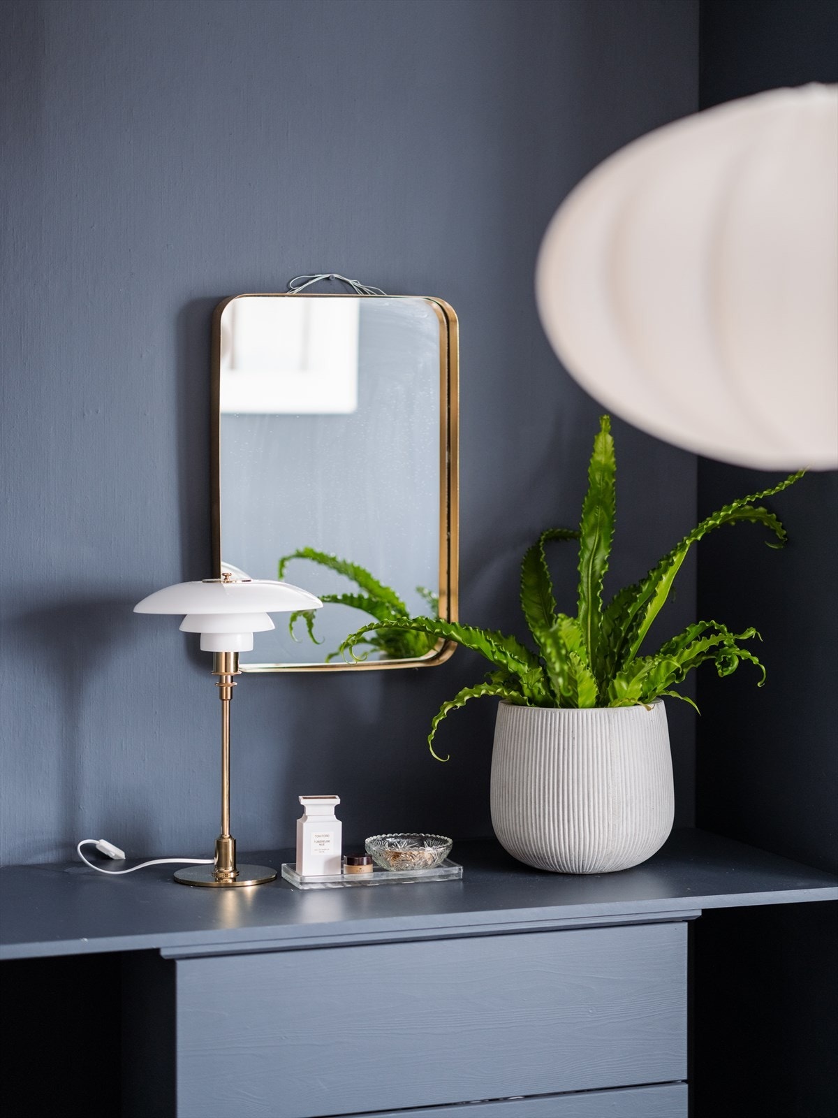 Mellom garderobeskapene er det en smart nisje til oppbevaring Galleribilde