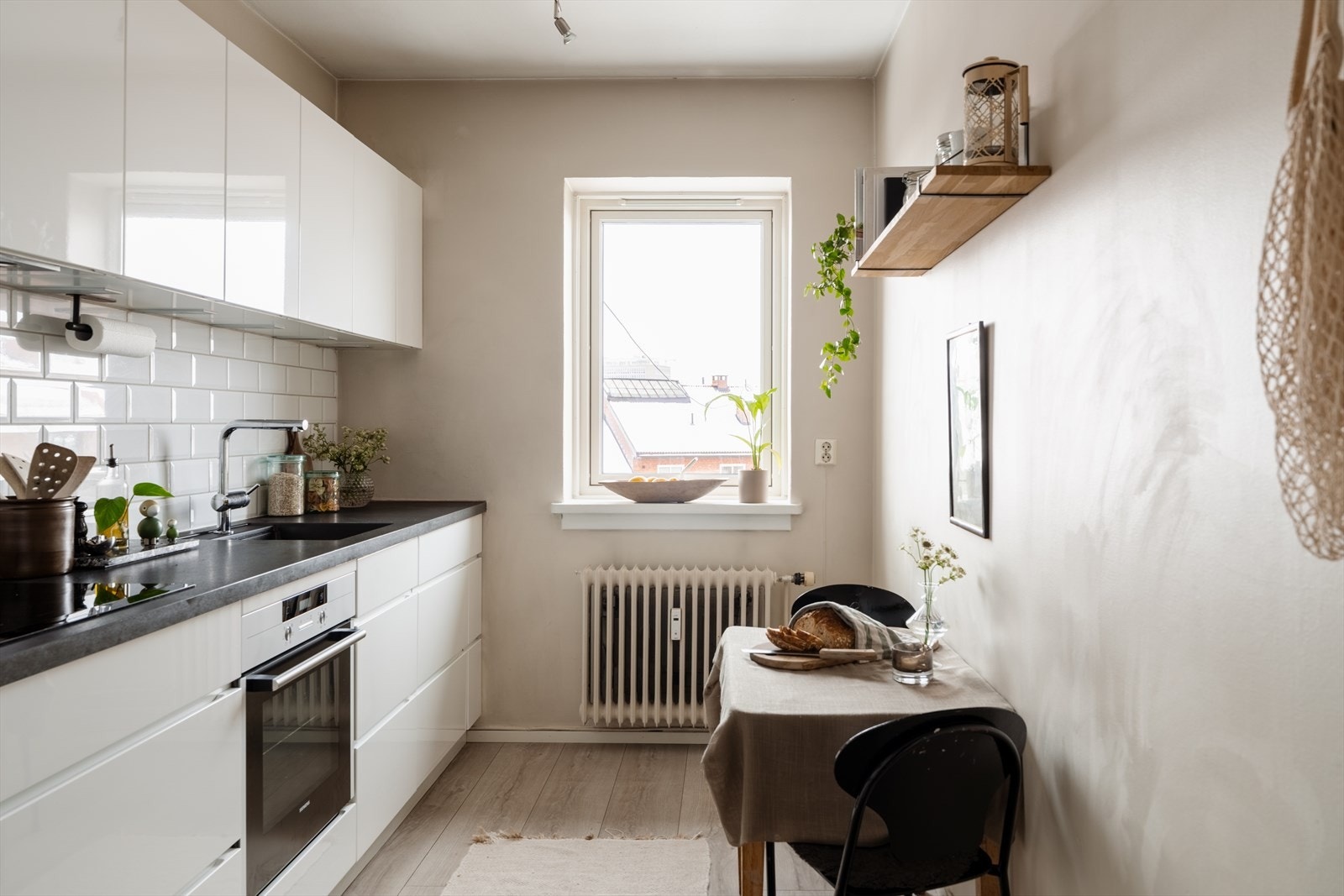 Nydelig Kvik kjøkken fra 2019 med plass til et hyggelig frokostbord Galleribilde