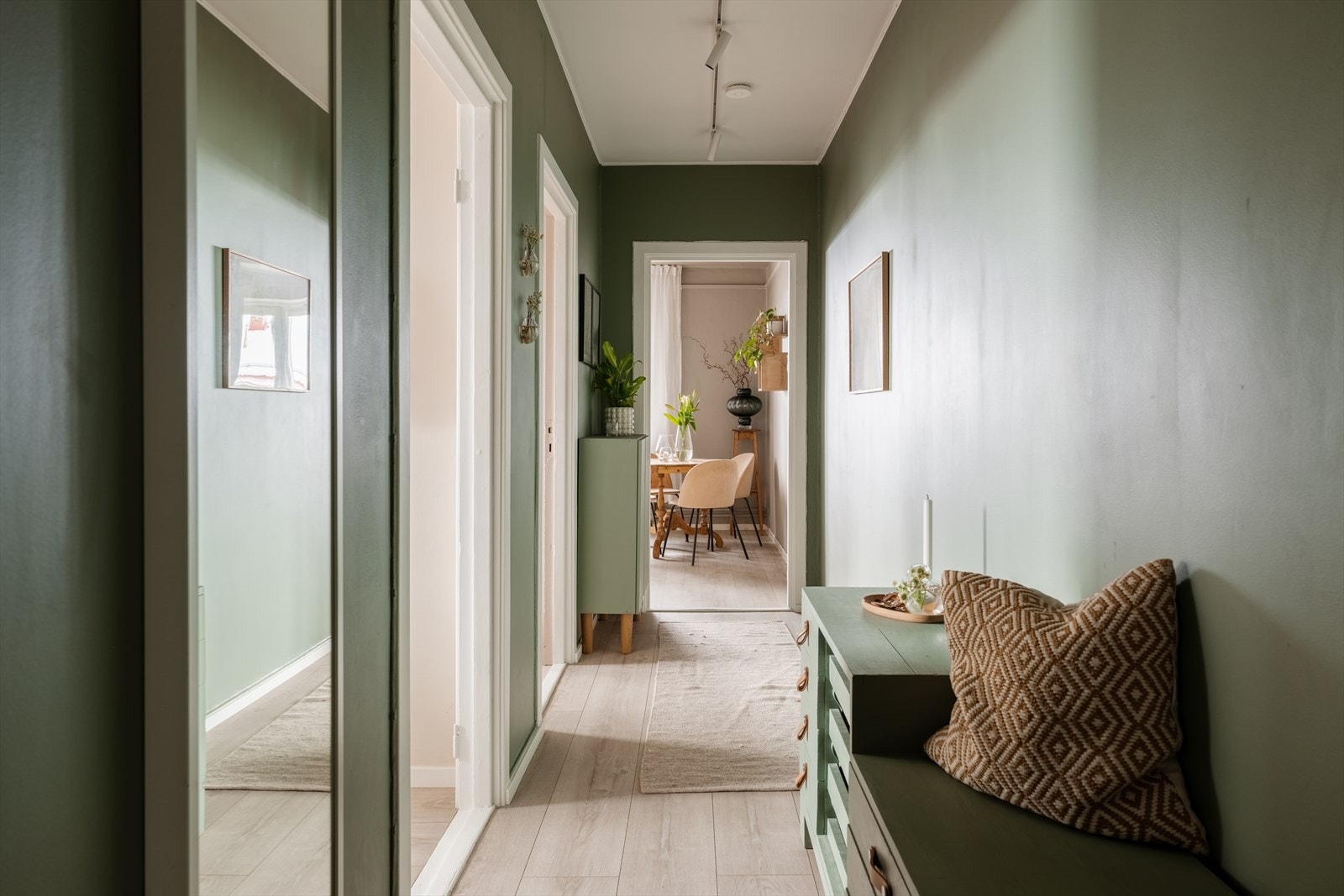 Innbyende entré som gir et godt førsteinntrykk av leiligheten Galleribilde