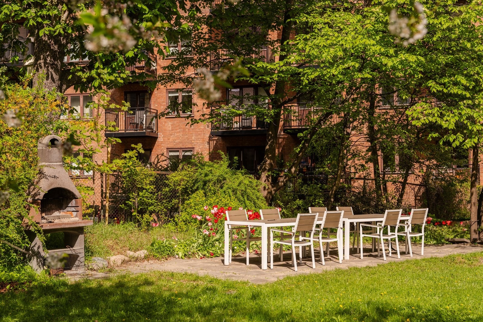 Sameiet har en superkoselig bakgård med flotte hagemøbler Galleribilde