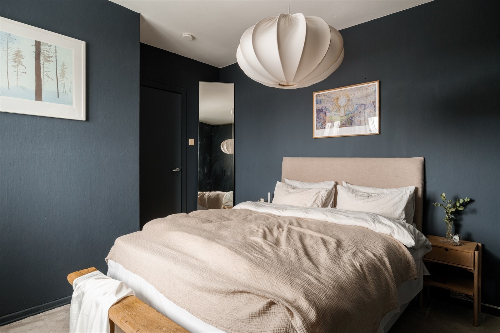 Rommet har plass til dobbeltseng og tilhørende møblement, samt gode oppbevaringsløsninger i garderobeskap langs veggen Galleribilde