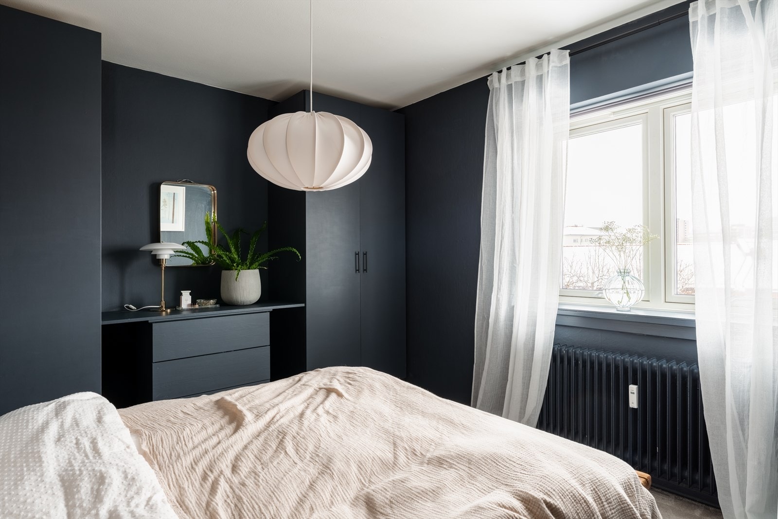 Garderobeskapene er innebygde og malt i samme farge som veggene Galleribilde