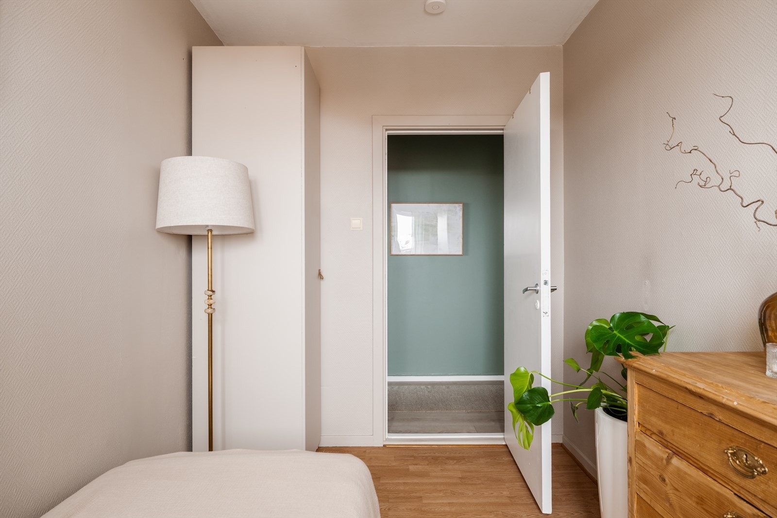 Rommet er malt i en lys farge, og passer perfekt som barnerom, gjesterom eller kontor Galleribilde