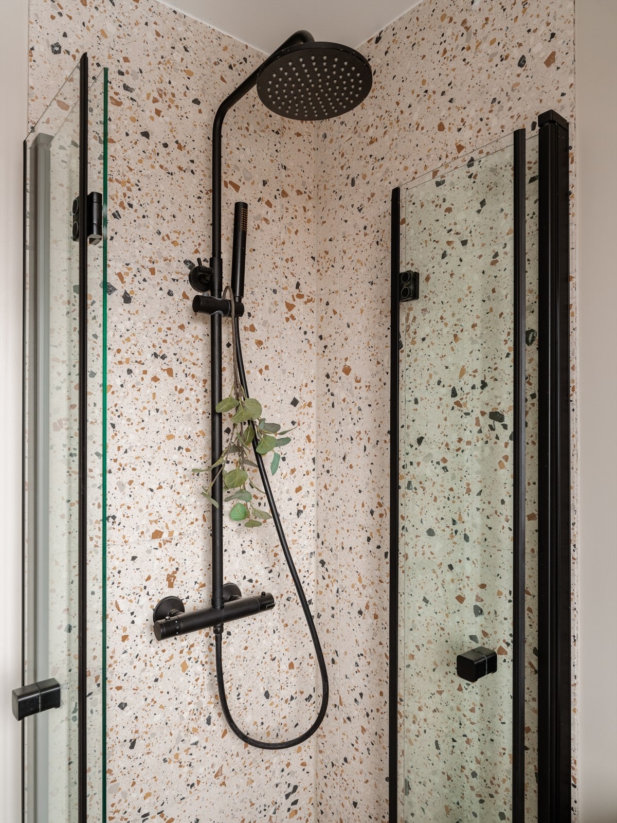 Lekker dusj med innfellbare dører i herdet glass Galleribilde