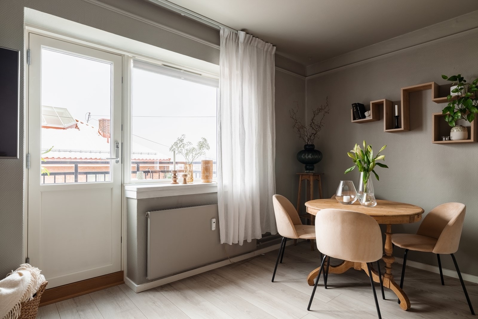 Det er god plass til et hyggelig spisebord i hjørnet av stuen Galleribilde