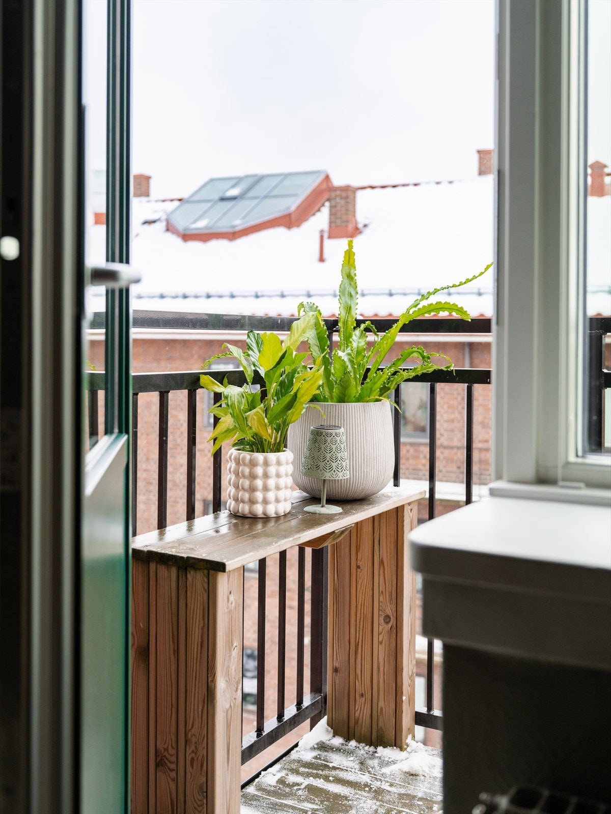 Fra stuen er det utgang til en herlig sydvendt balkong og er av den beste sorten med sol fra tidlig morgen til sen kveld på beste sommerstid Galleribilde