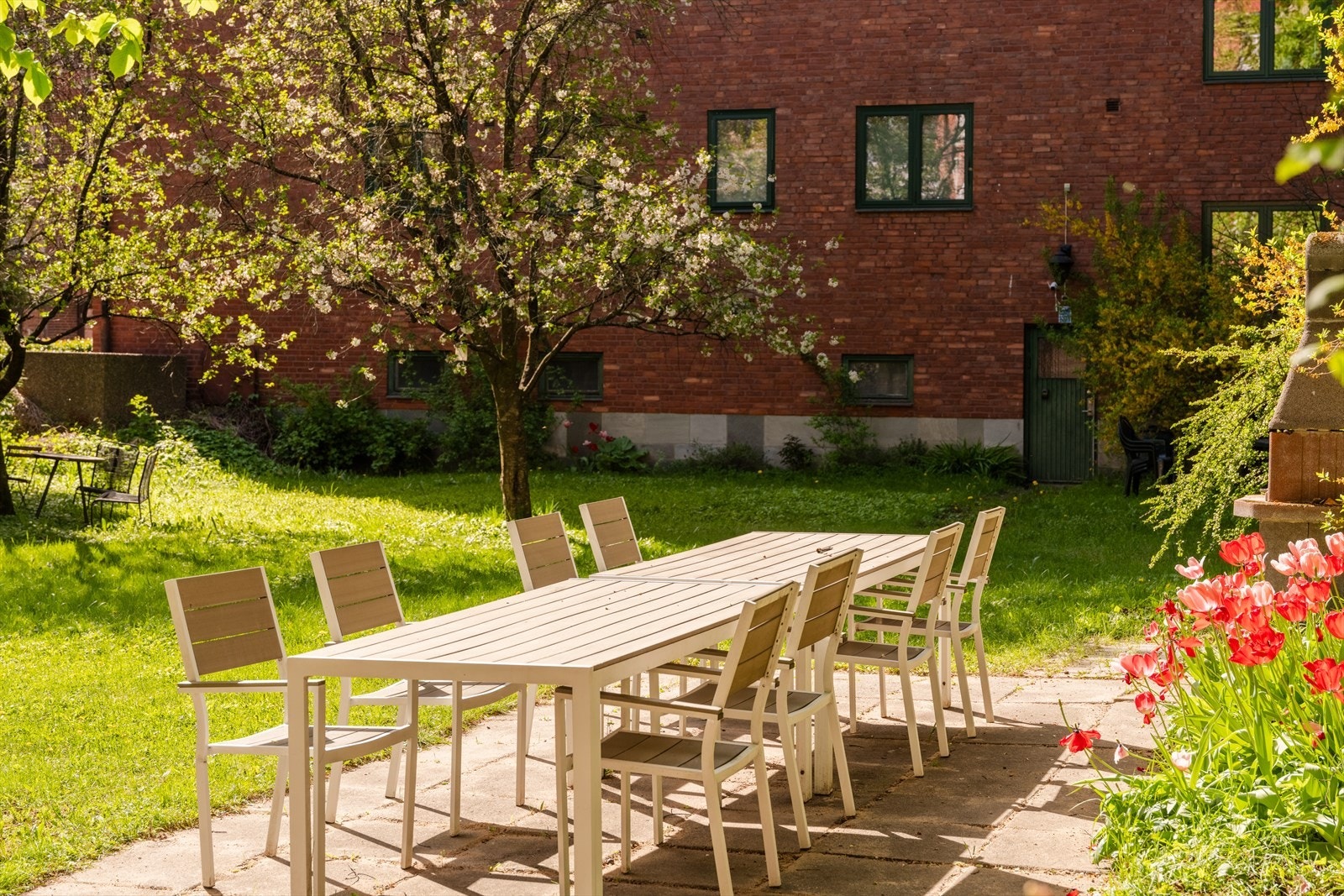 Perfekt langbord til middag med naboer eller venner Galleribilde