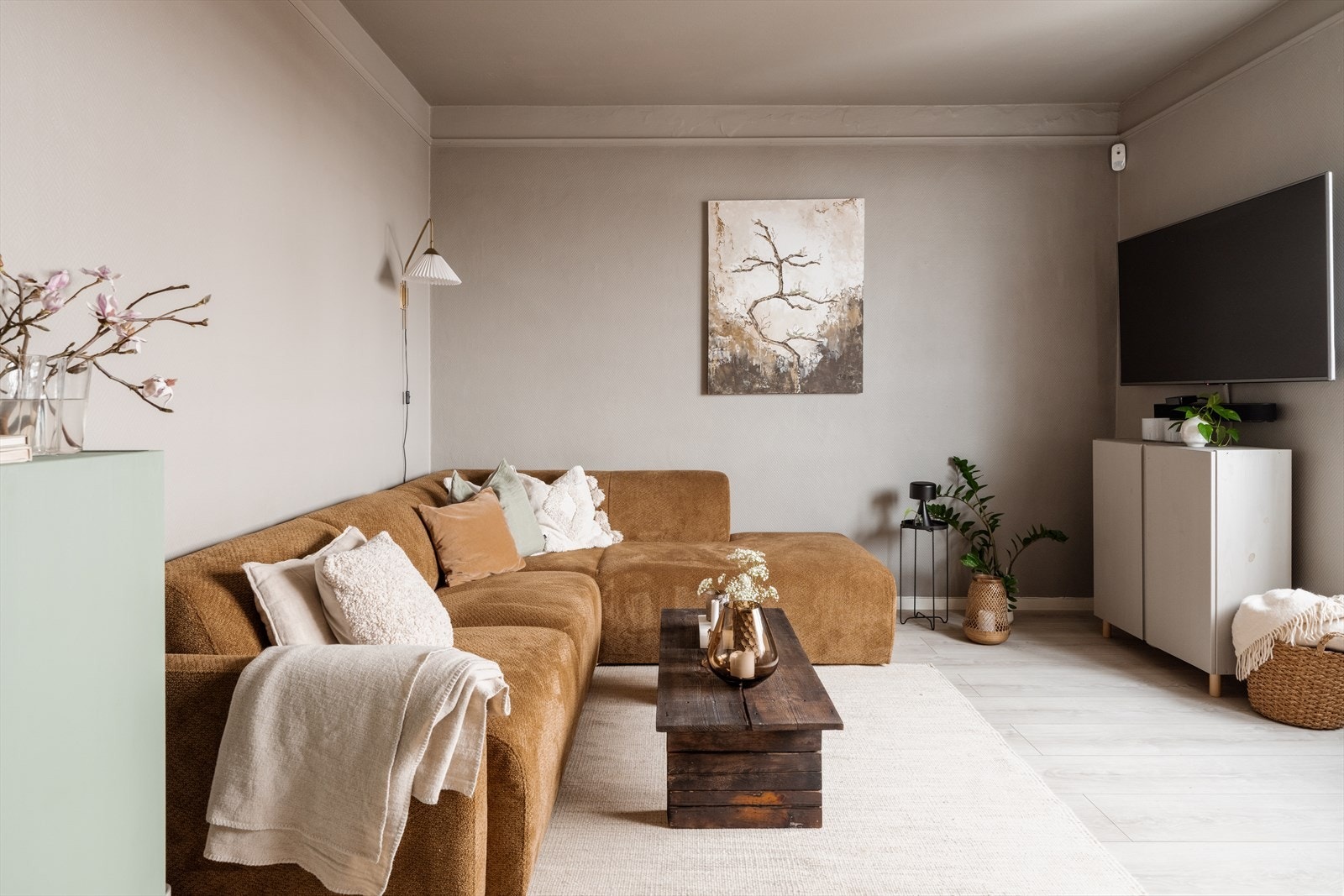 Stuen er malt i en behagelig og lun farge med pent gulv Galleribilde