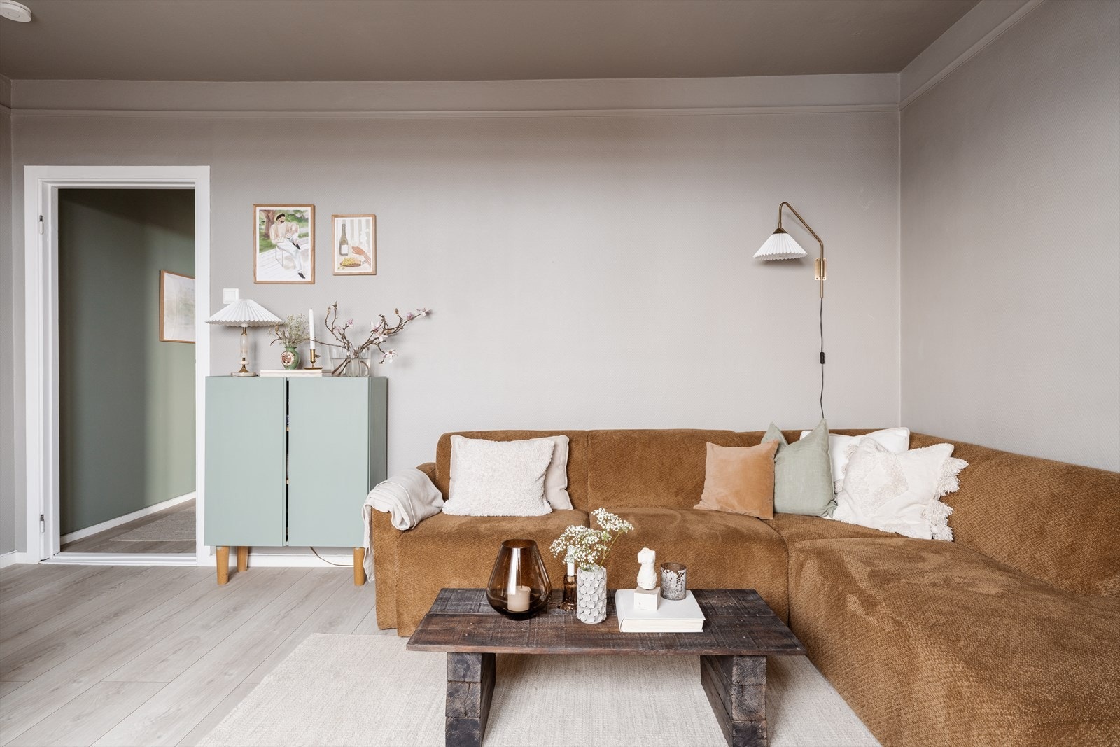 Her har du god plass til en L-formet sofa, samt tilhørende møbler rundt Galleribilde