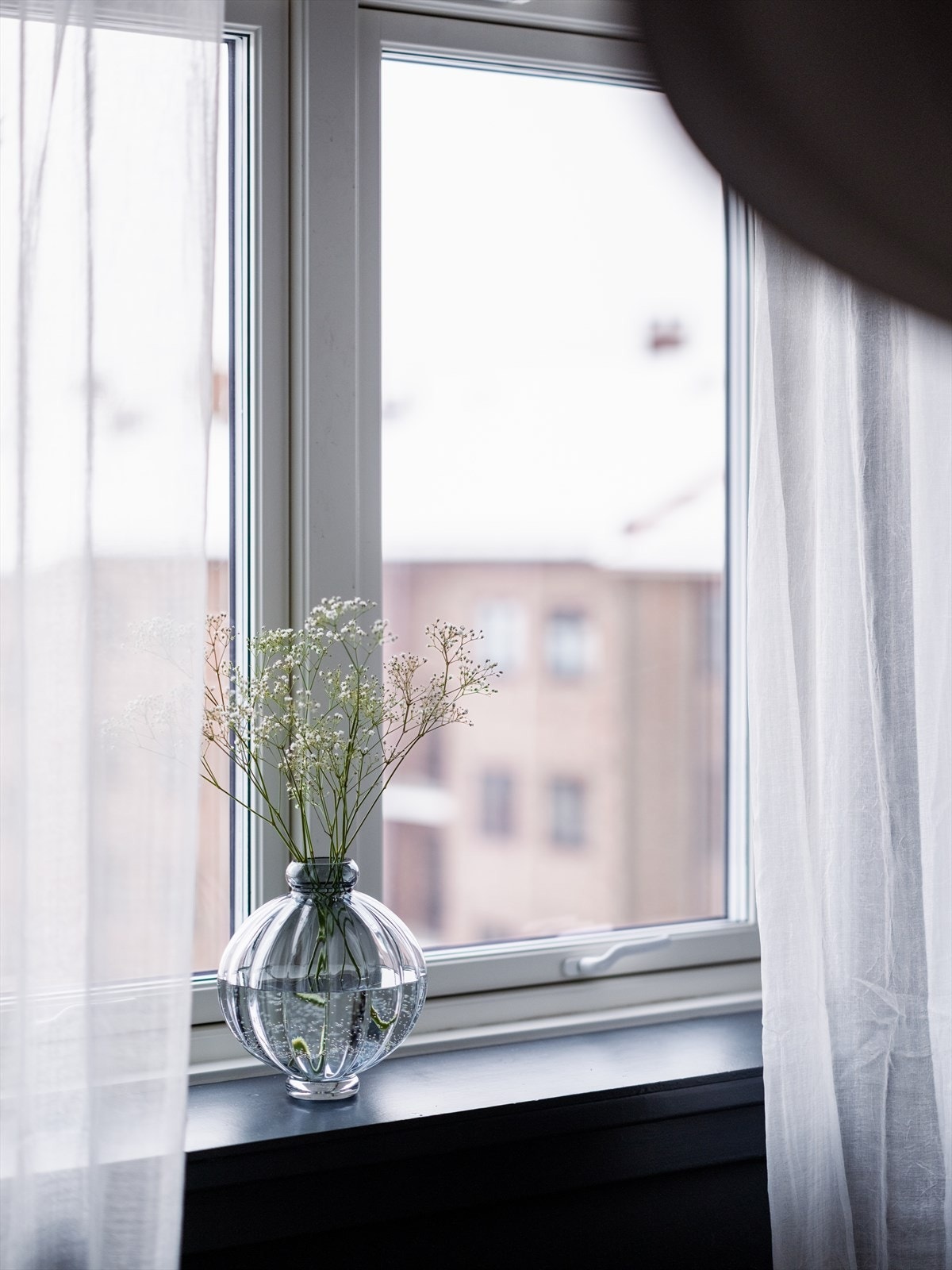 Dype vinduskarmer med plass til oppbevaring og tilbehør Galleribilde