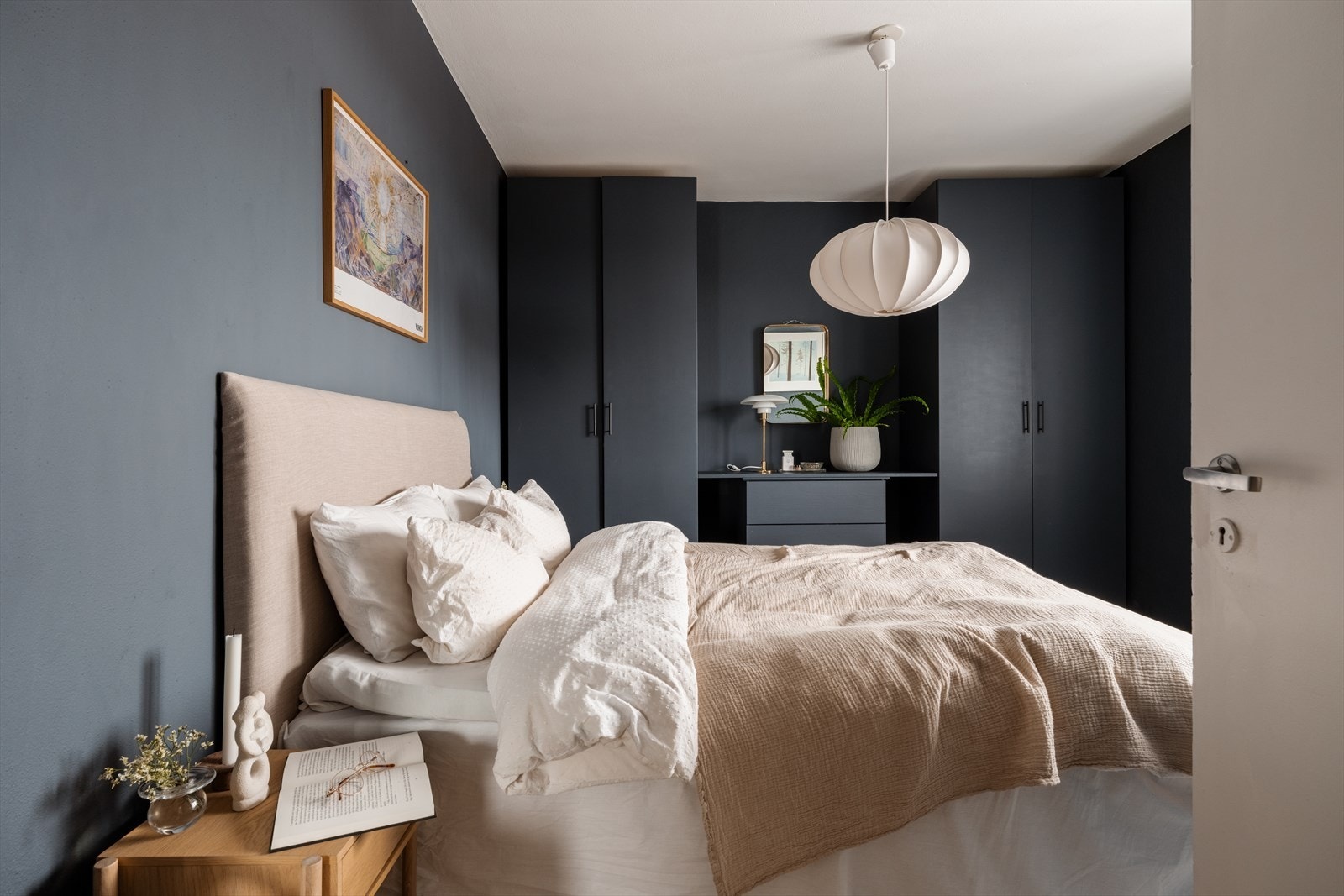 Delikat soverom med mørke, lune vegger som skaper en rolig atmosfære Galleribilde