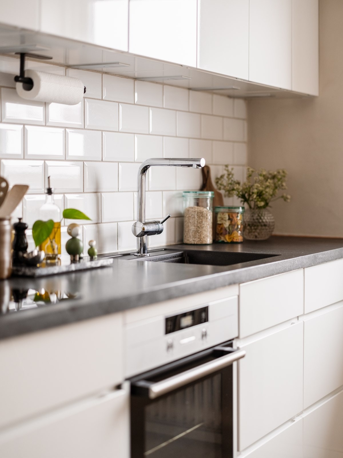 Det er montert delikate fliser på vegg over benkeskap Galleribilde