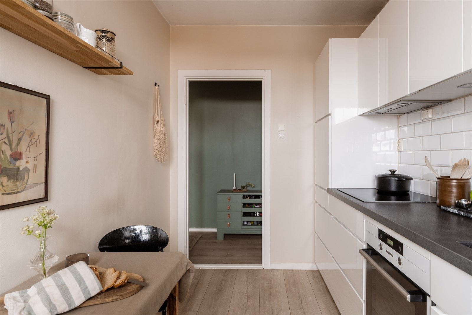 Separat kjøkken med god oppbevaringsplass i både skap og skuffer Galleribilde