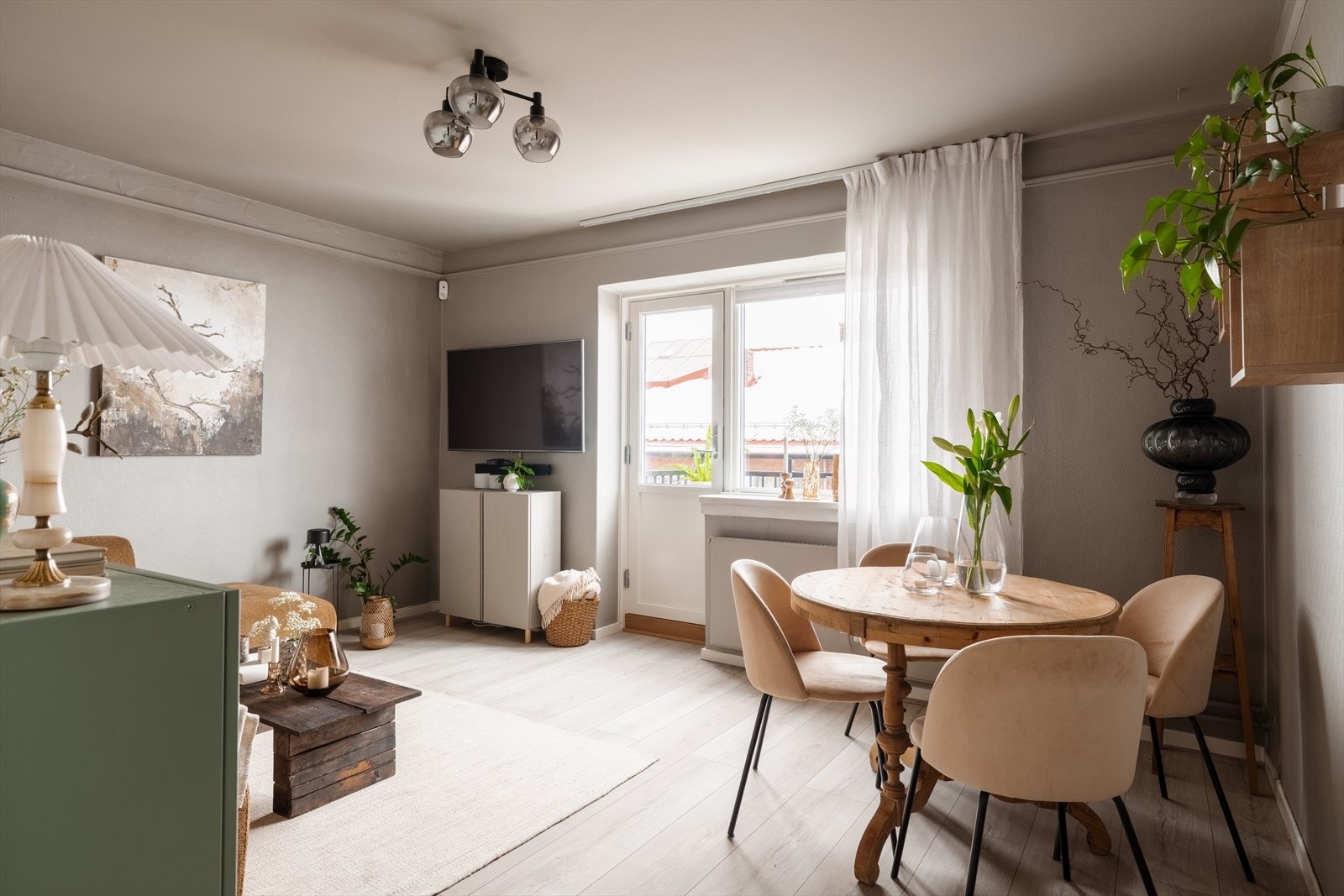 Her får du store vindusflater som gir godt med naturlig lysinnslipp Galleribilde