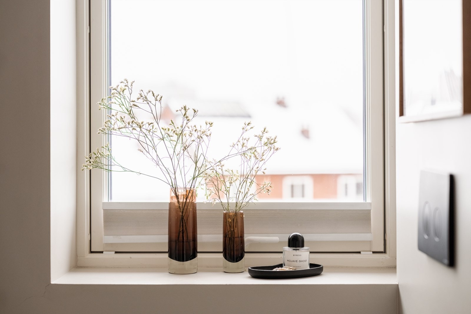 Her får du fint naturlig lys fra vinduet med bred karm Galleribilde