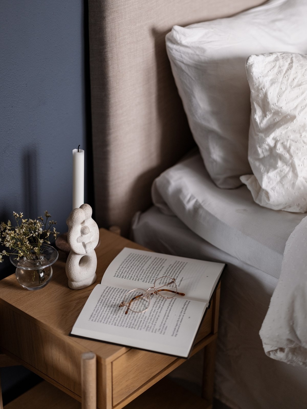 Det er plass til nattbord på begge sider av sengen Galleribilde