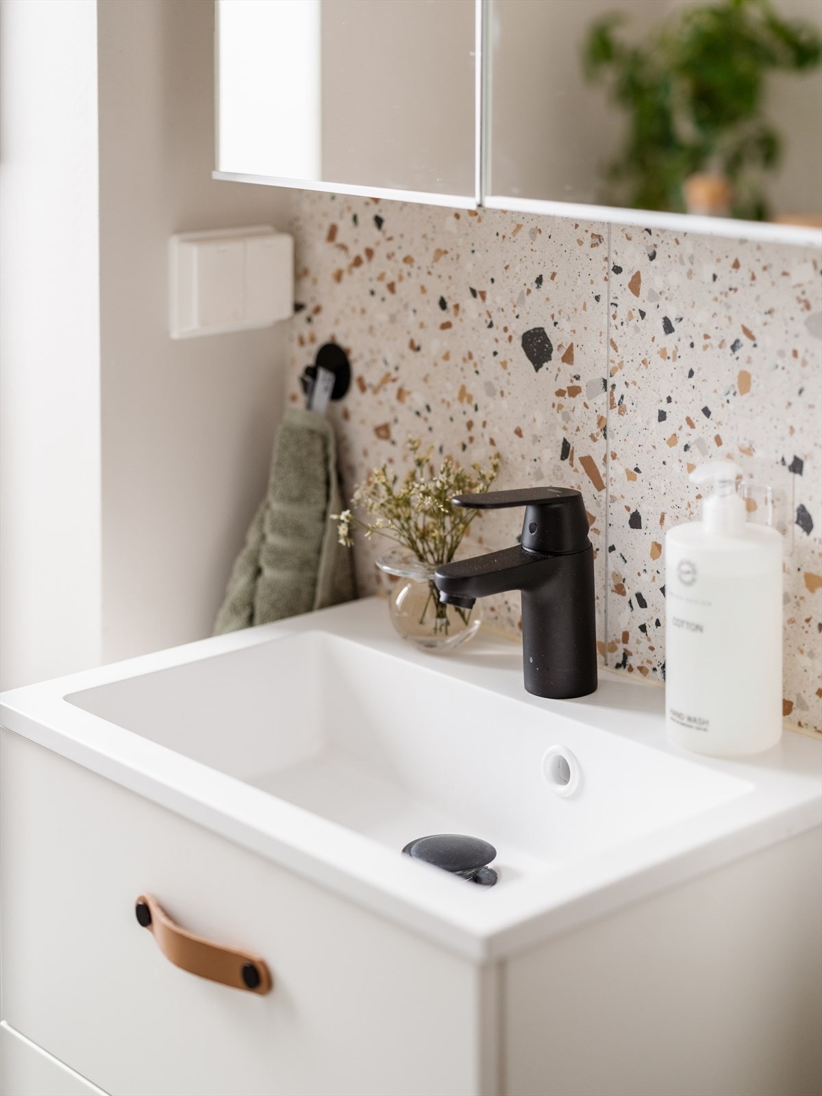 Badet består av en lekker servant i helstøpt plate Galleribilde