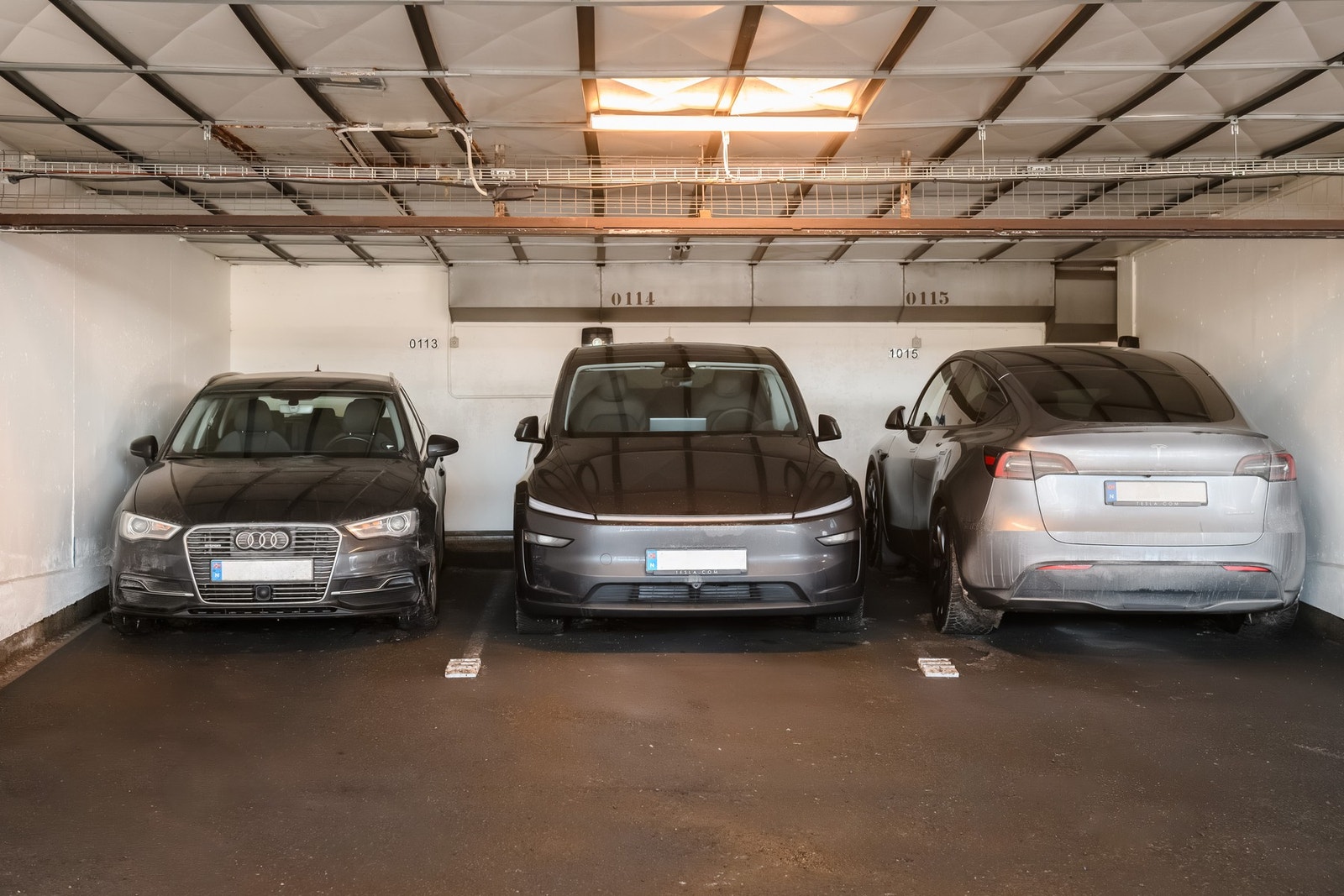 Det medfølger en parkeringsplass merket 0113, vist til venstre på bildet (ca. 10 m²) i felles parkeringskjeller. Det er tilrettelagt for elbillading i garasjeanlegget i henhold til borettslagets ordninger. Gjesteparkering er tilgjengelig i parkeringskjell Galleribilde