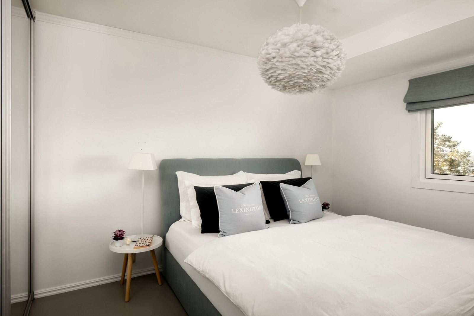 Det ene soverommet har adkomst fra stuen og har god plass for stor dobbeltseng. Galleribilde