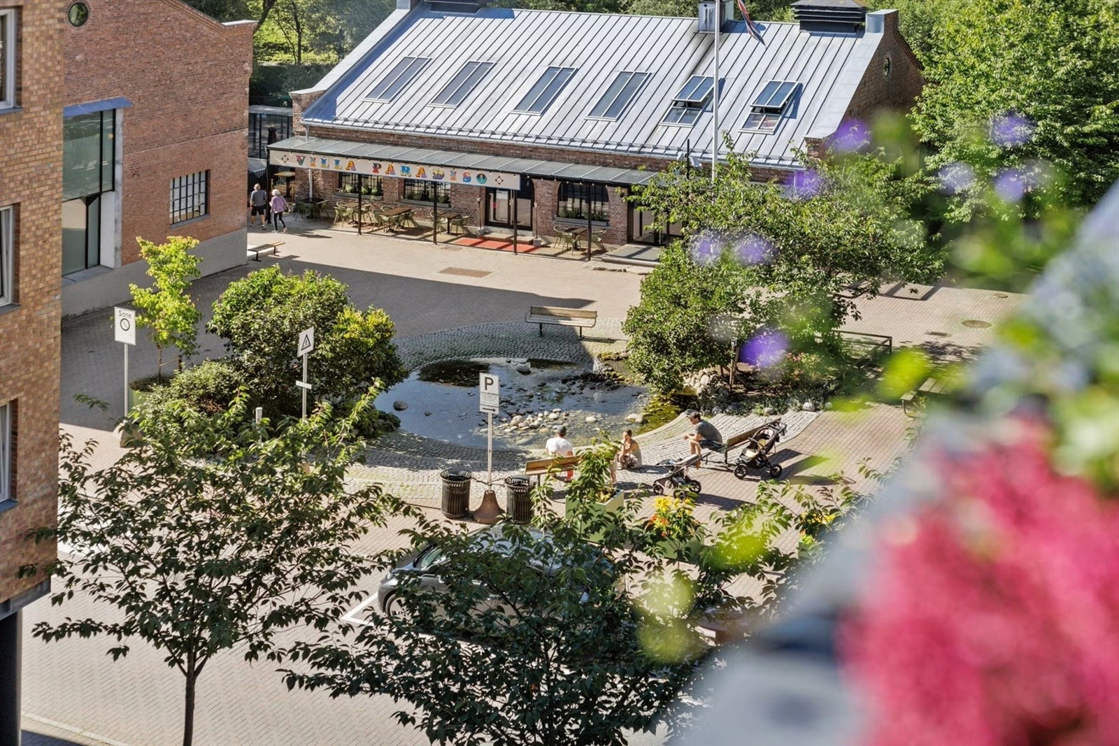 Fra balkongen har du nydelig utsyn, blant annet ned til Villa Paradiso. Galleribilde