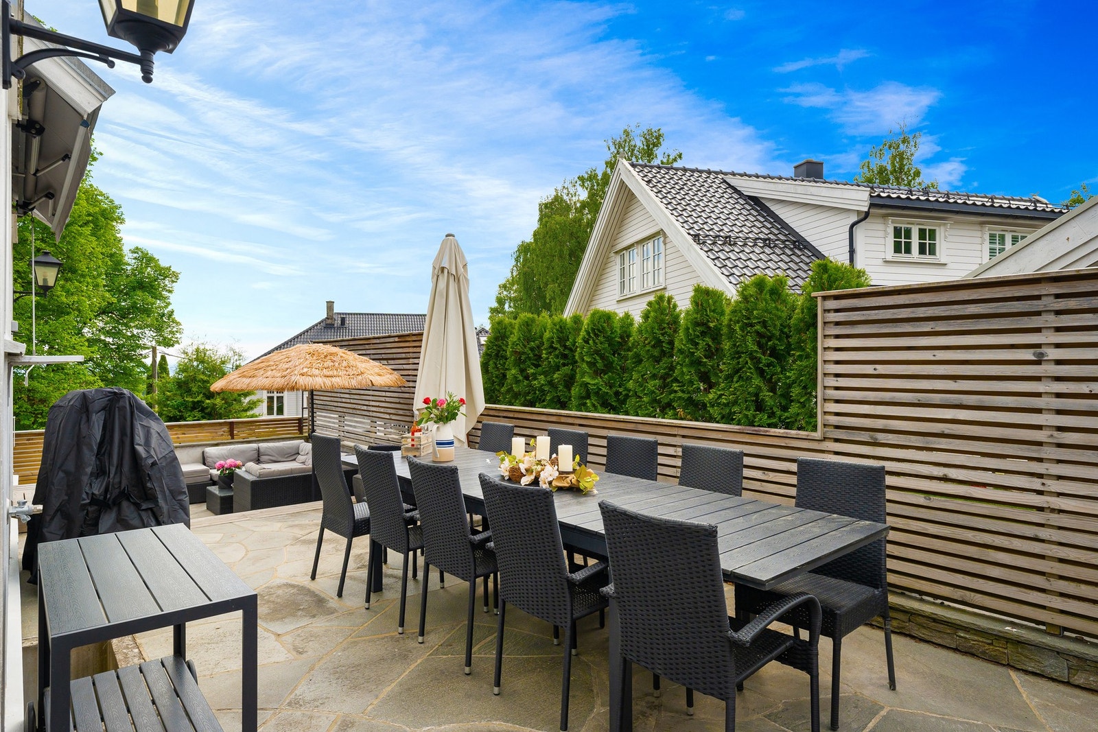 Terrassen er utstyrt med utebelysning og markise Galleribilde