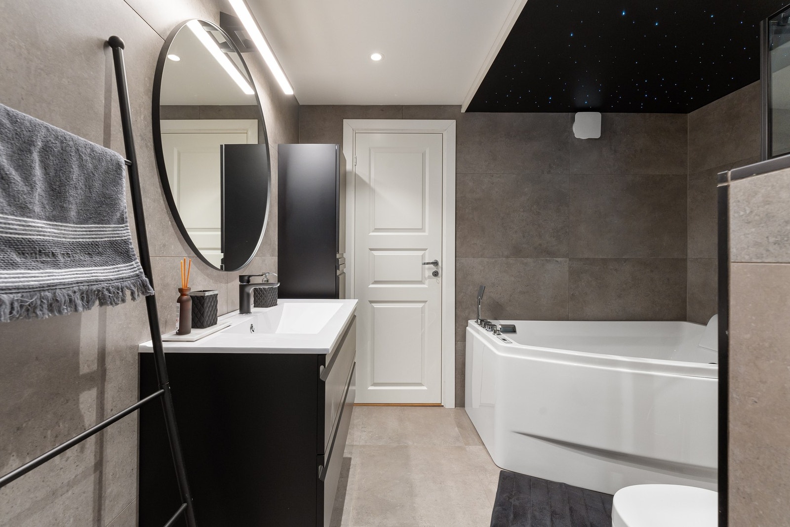 Underetasjen har et romslig og elegant baderom, med svært eksklusive løsninger Galleribilde