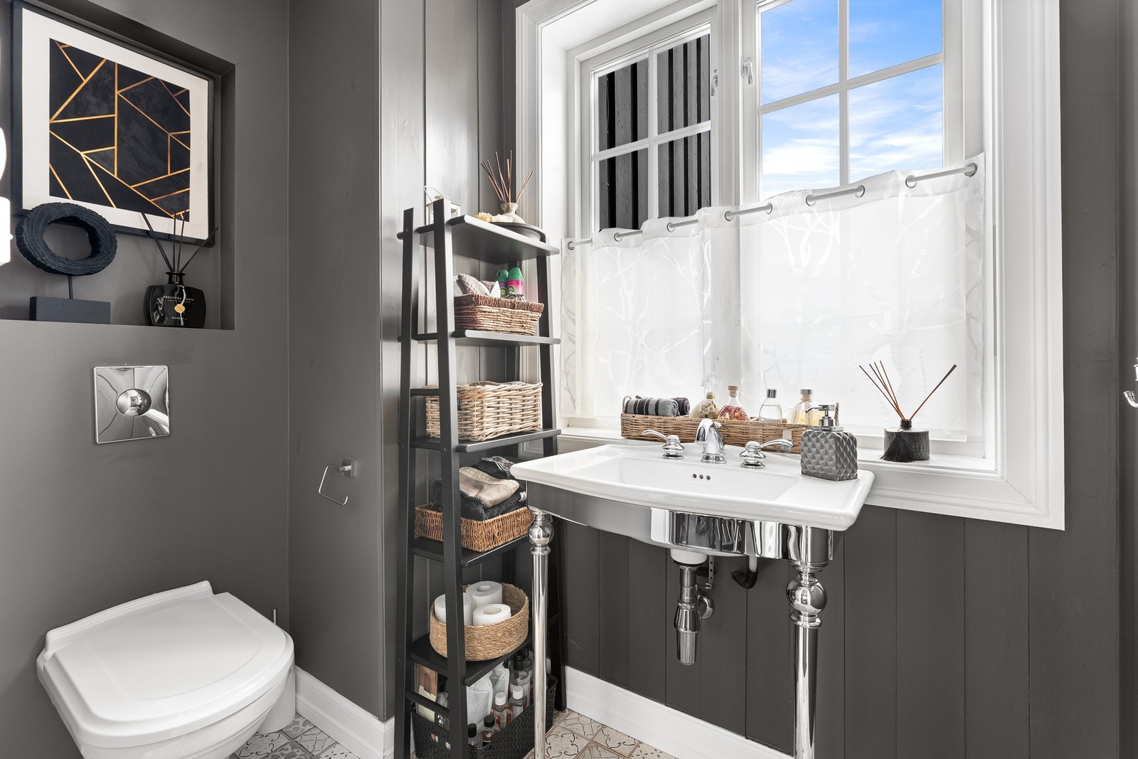 Fra hallen er det inngang til etasjens toalettrom Galleribilde