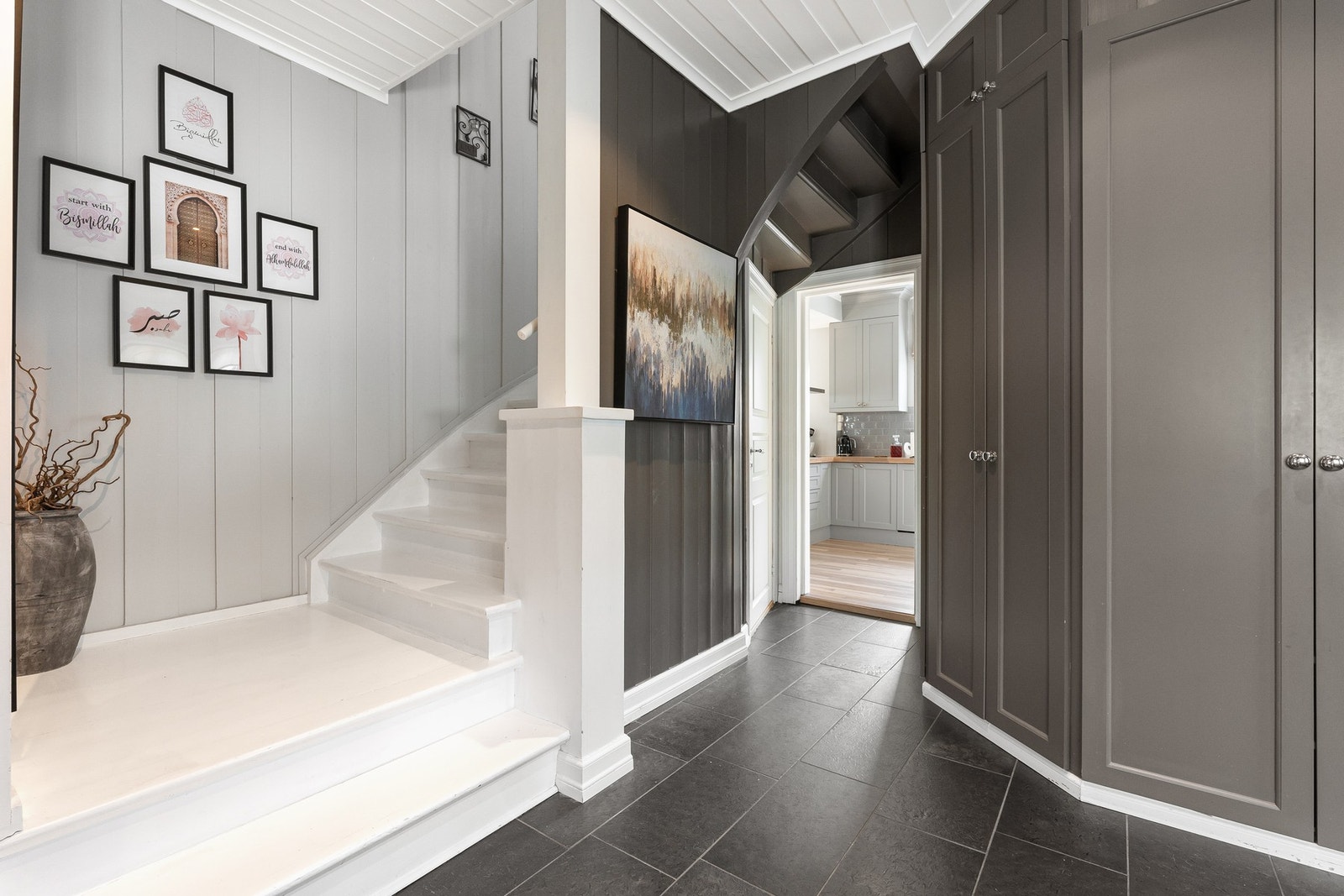 Hallen er utstyrt med plassbygde garderobeskap, et praktisk sted for lagring av sko, yttertøy og annet utsyr. Galleribilde