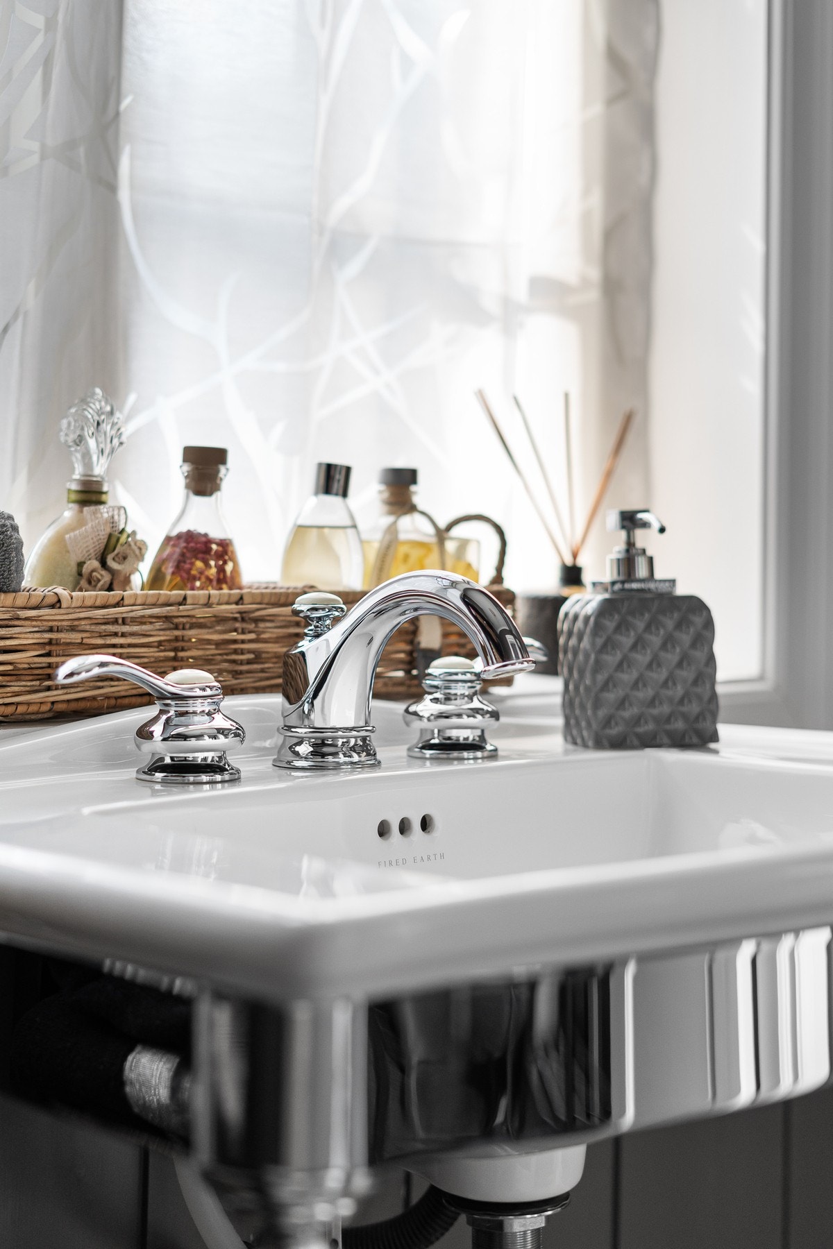 Toalettrommet er utstyrt med vegghengt toalett og designvask på stativ Galleribilde