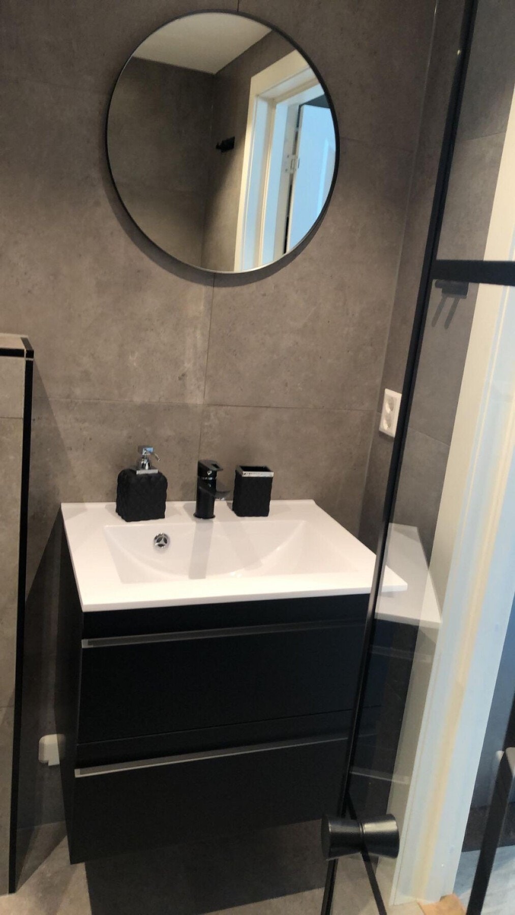 Baderommet er utstyrt med servant med skap under, speil på vegg (Bilde tatt av selger) Galleribilde