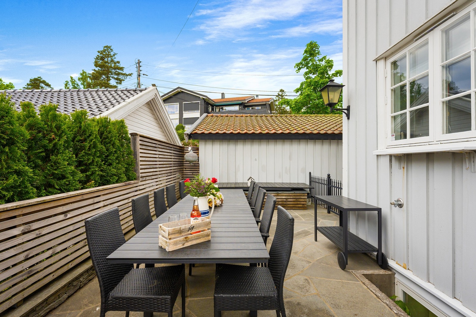 Med utgang fra spisestuen utgjør terrassen en fin forlengelse av boarealet på godværsdager Galleribilde