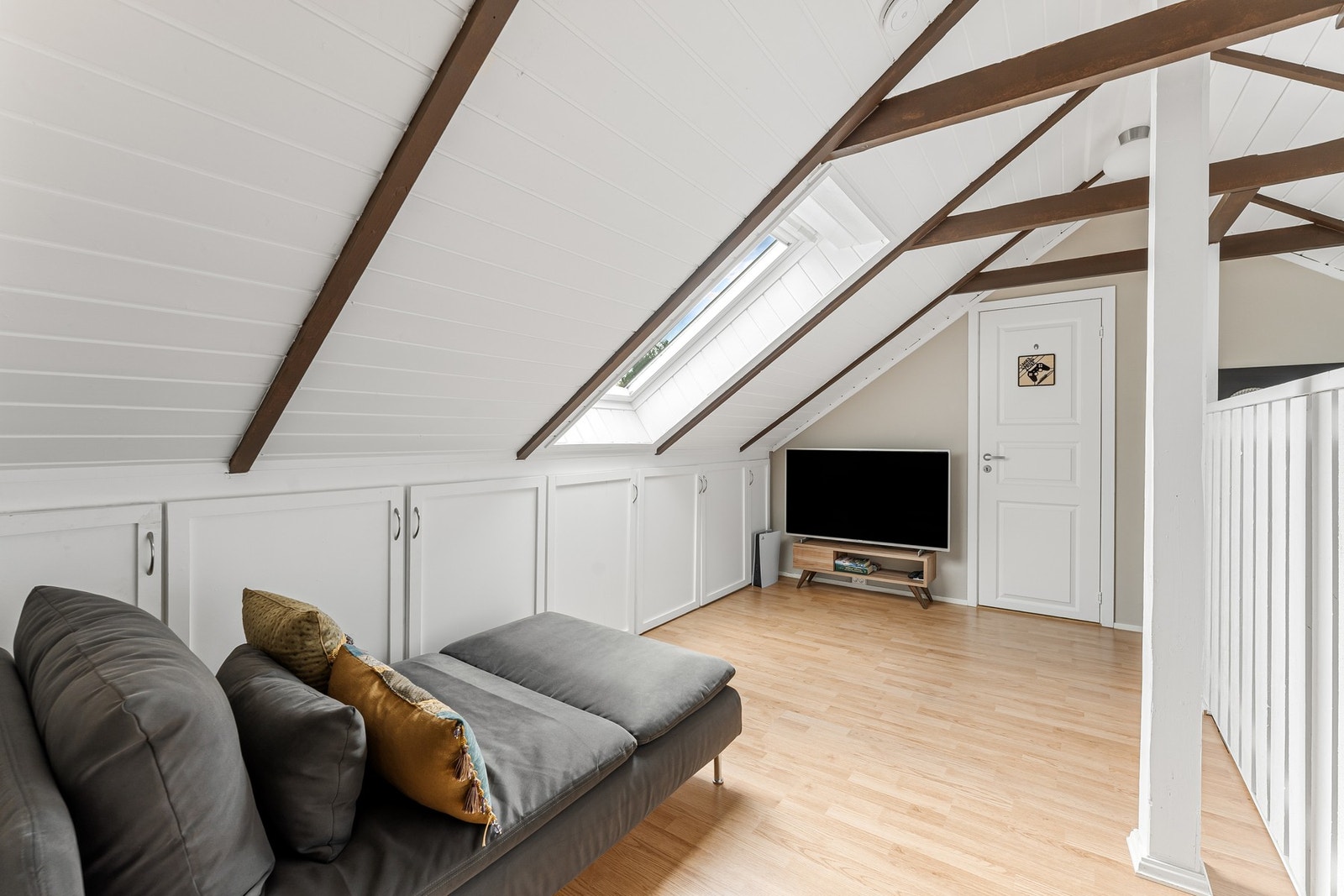 Takvinduene fyller rommene med naturlig lys, og skaper en herlig følelse av romslighet og luftighet Galleribilde