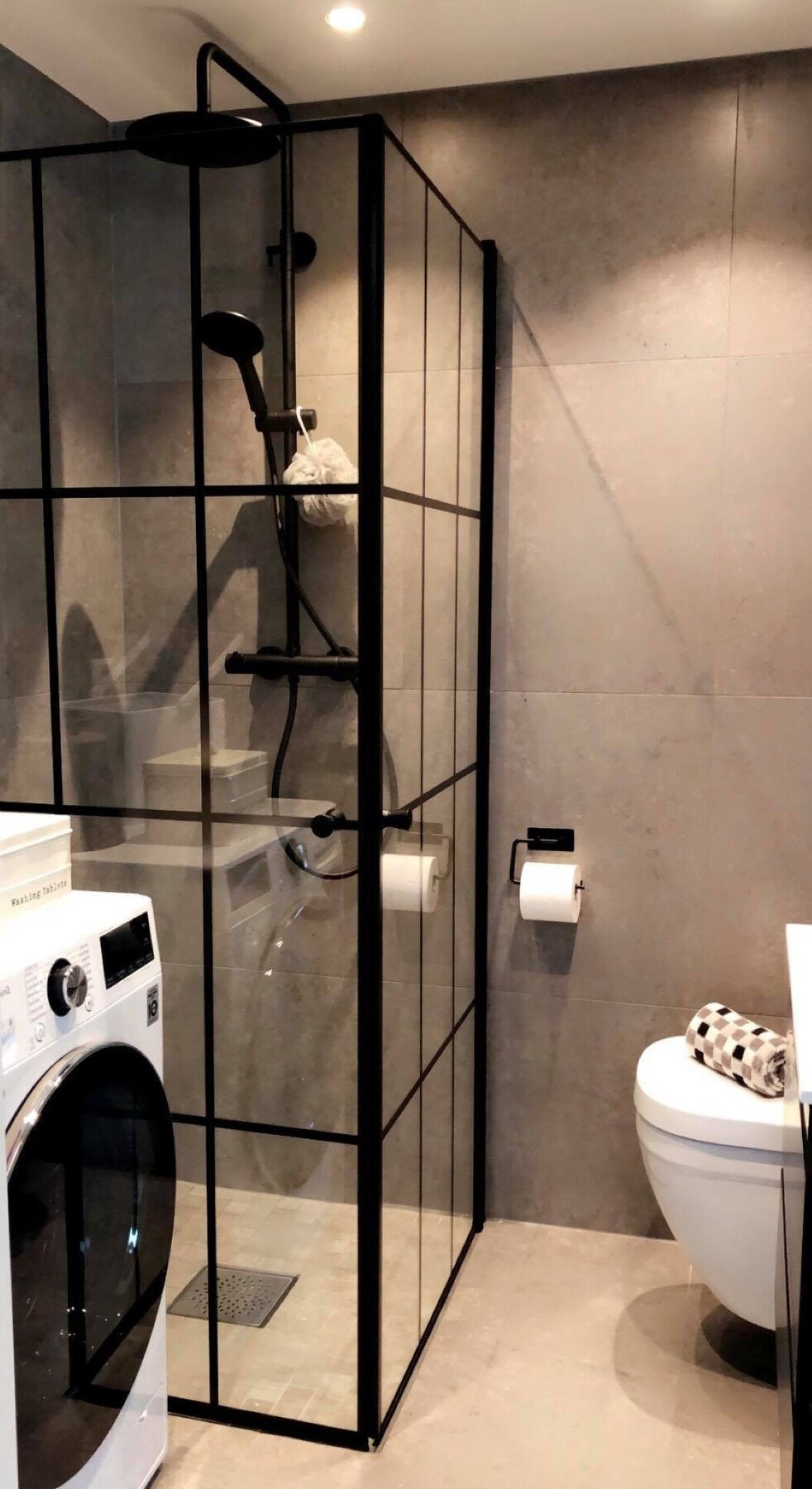 Badrom med lekkre flislagte vegg- og gulvflater, med nedsenk i dusjsonen (Bilde tatt av selger) Galleribilde