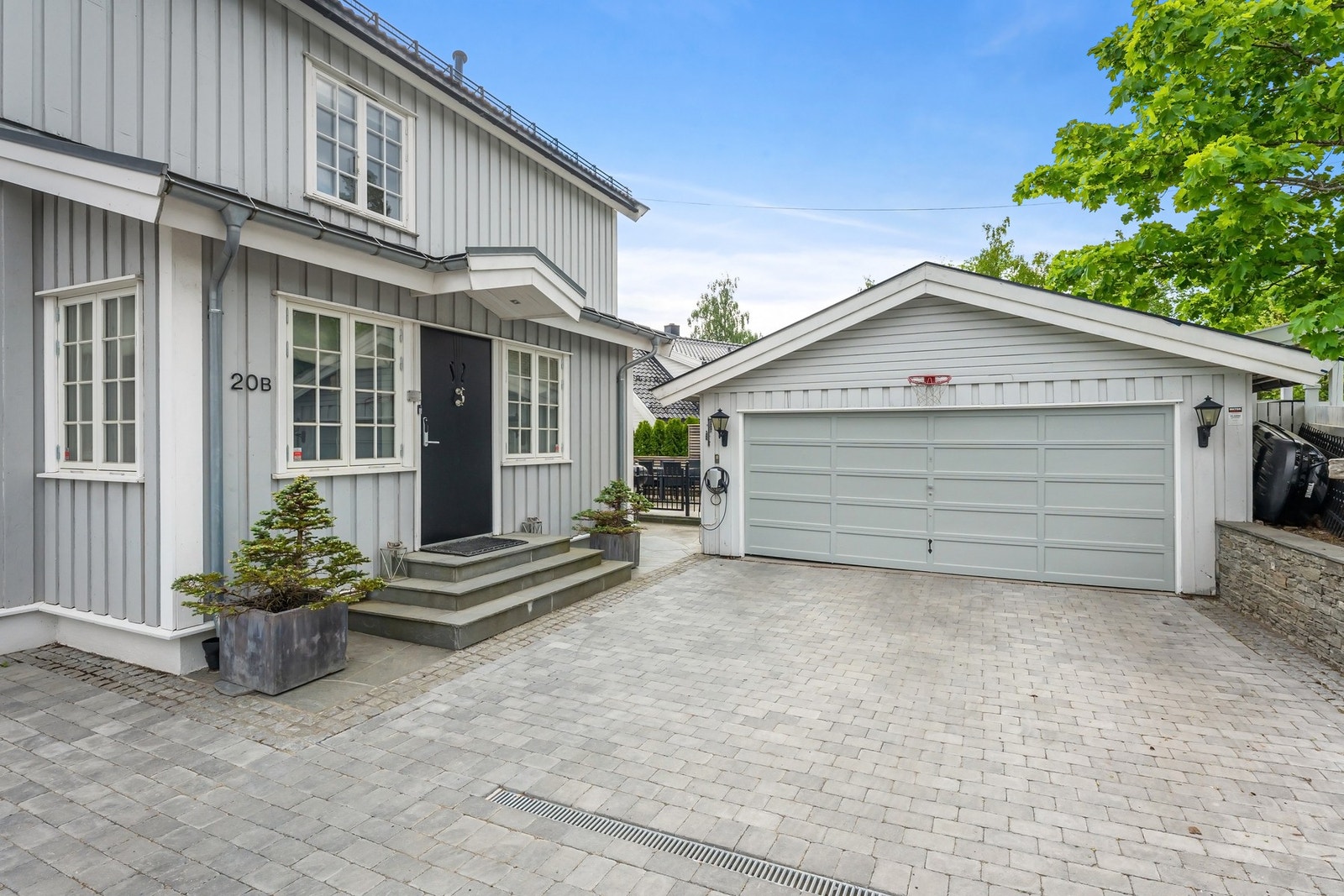 Boligen har en stor dobbel garasje, på hele 43 m² Galleribilde