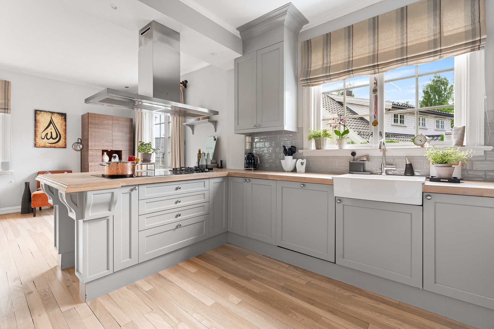 Gode benkeflater og godt med skapplass gir kjøkkenet et fint og praktisk areal for matlaging Galleribilde