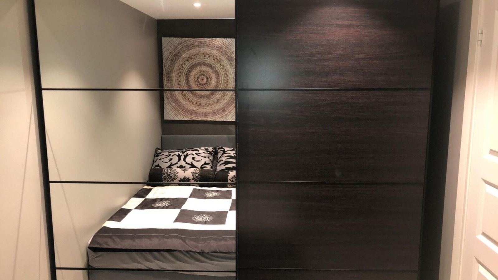 Garderobeskap med skyvedører og speil (Bilde tatt av selger) Galleribilde