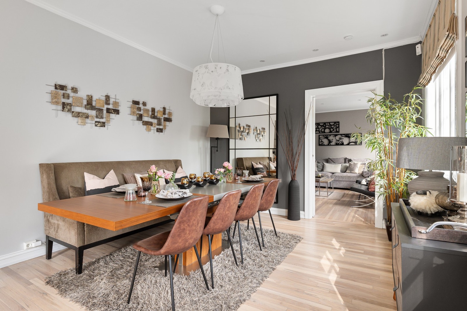 Spisestue med god plass til stort spisebord, perfekt til å invitere venner og familie til hyggelige sammenkomster Galleribilde