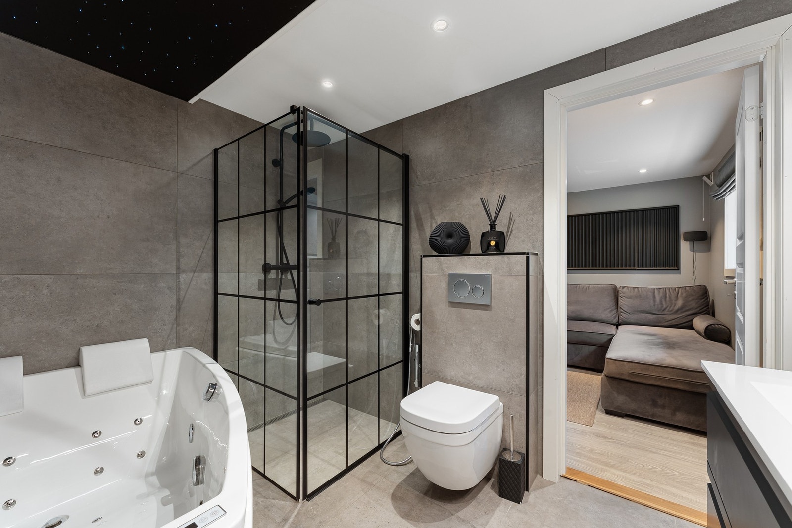 Stjernehimmel med ledbelysning over boblebadekar Galleribilde