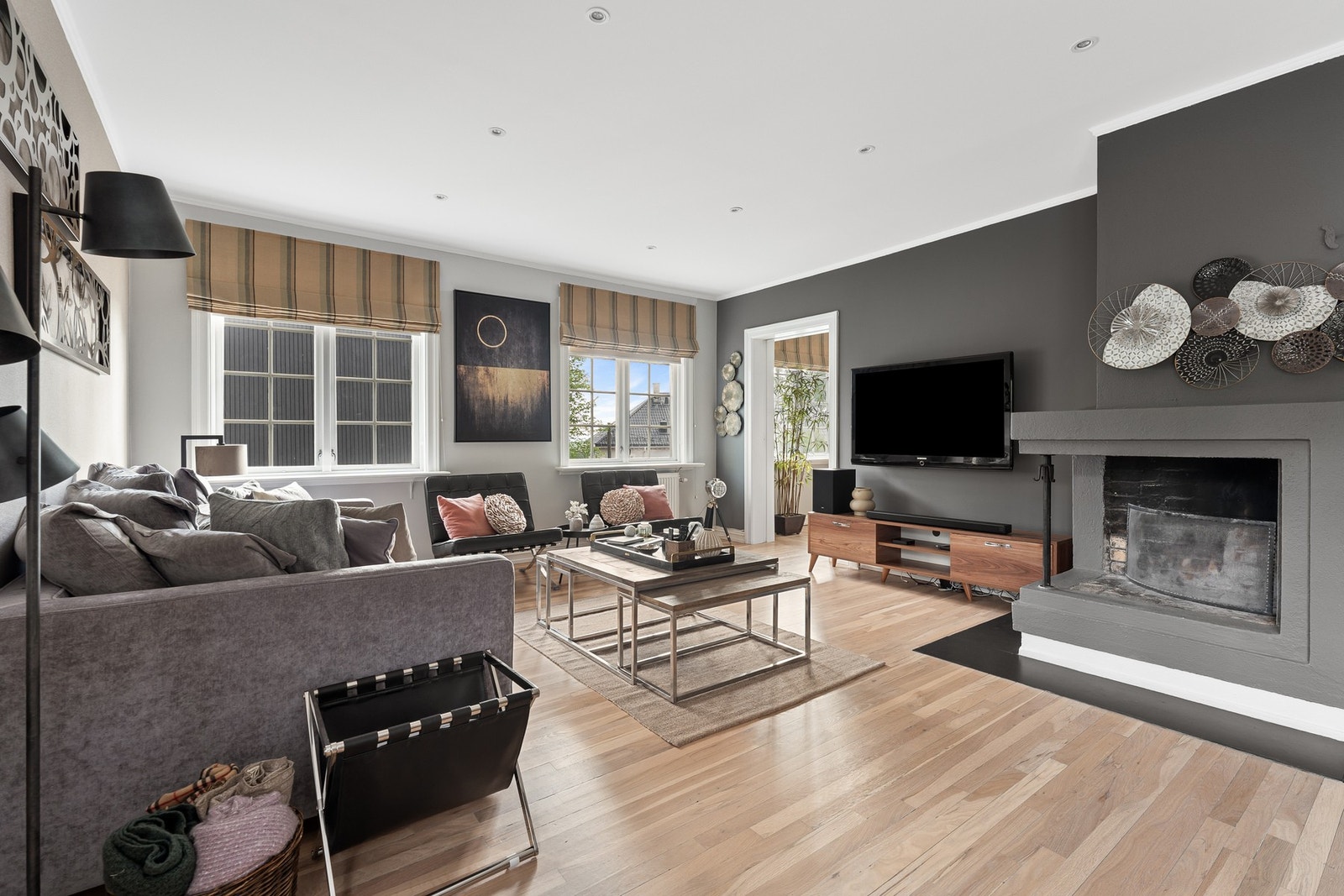 Etasjen har en svært god planløsning, med stue, spisestue og kjøkken i delvis åpen løsning Galleribilde