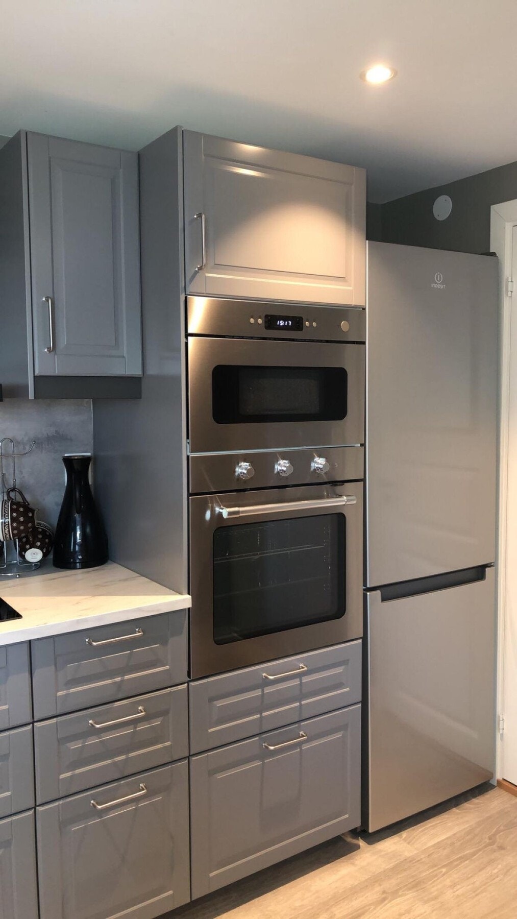 Frittstående kjøl/frys, resten av hvitevarene er integrerte (Bilde tatt av selger) Galleribilde