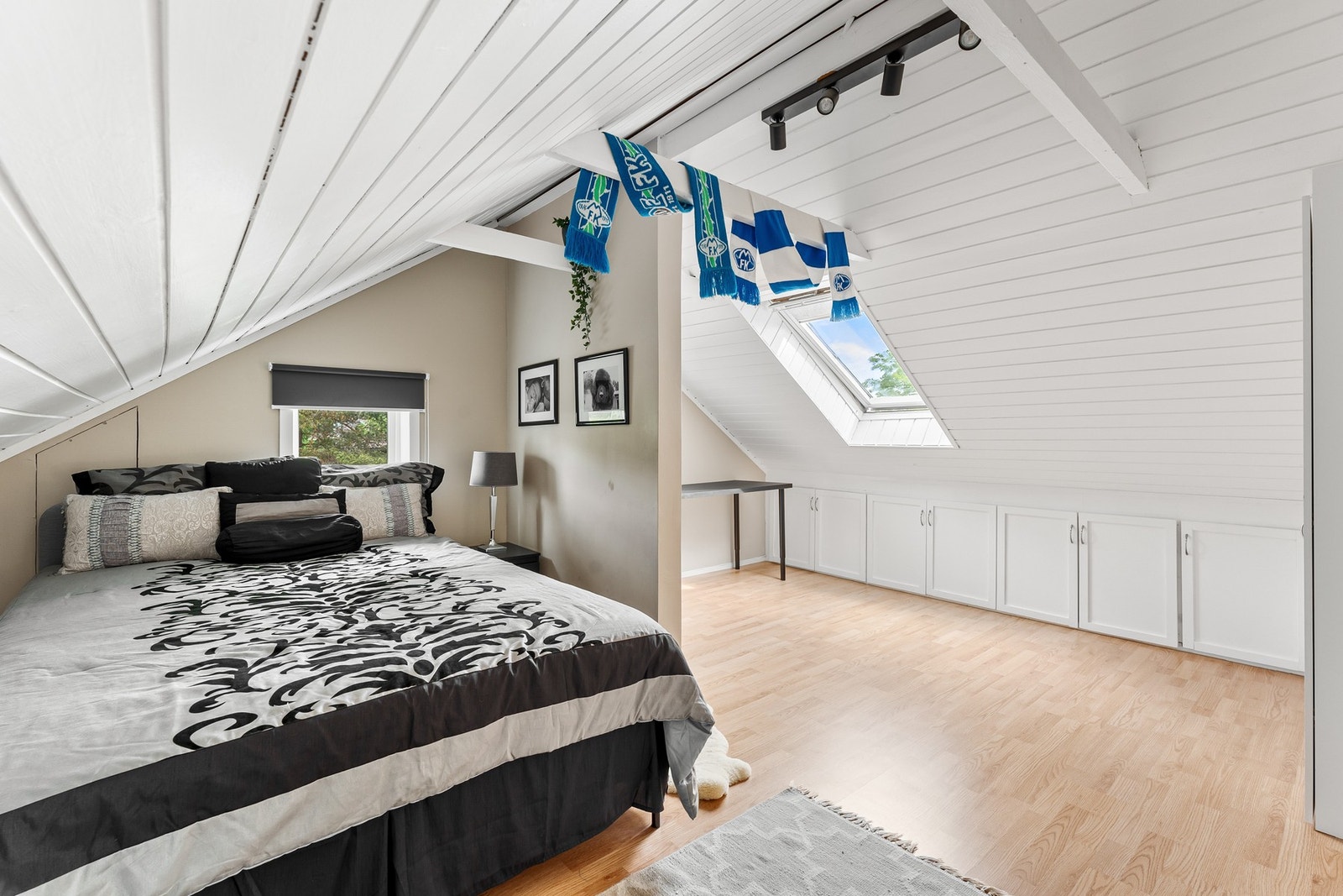 Etajen byr også på rikelig med lagringsplass, langs kneloft Galleribilde