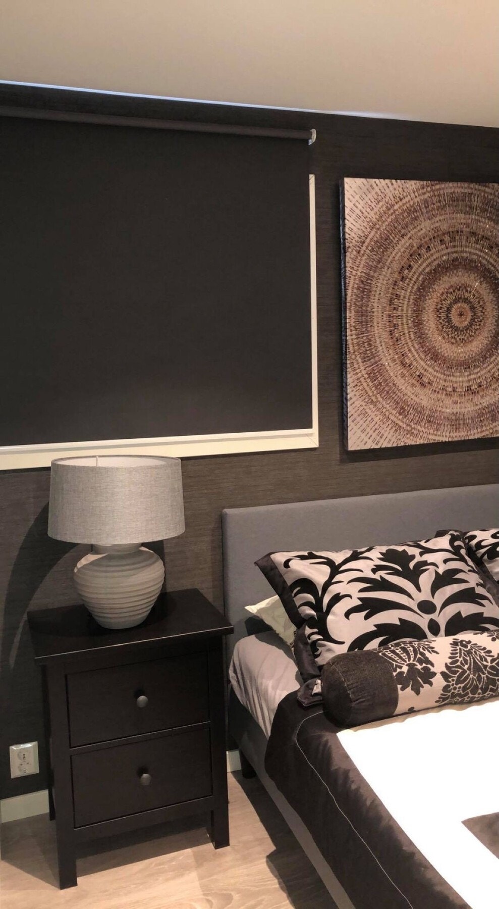 Koselig innredet soverom med et stort skyvedørsgarderobeskap (Ikke godkjent til varig opphold) (Bilde tatt av selger) Galleribilde