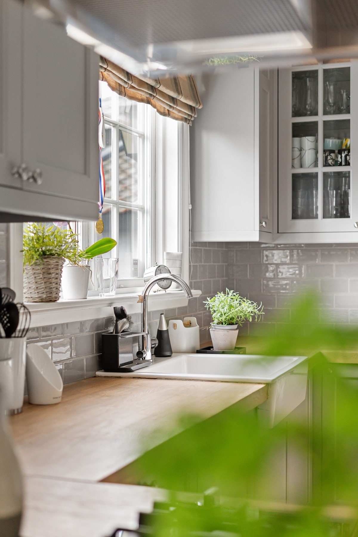 Heltre benkeplate i eik, nedfelt kjøkkenkum i porselen og ettgreps kjøkkenkran Galleribilde