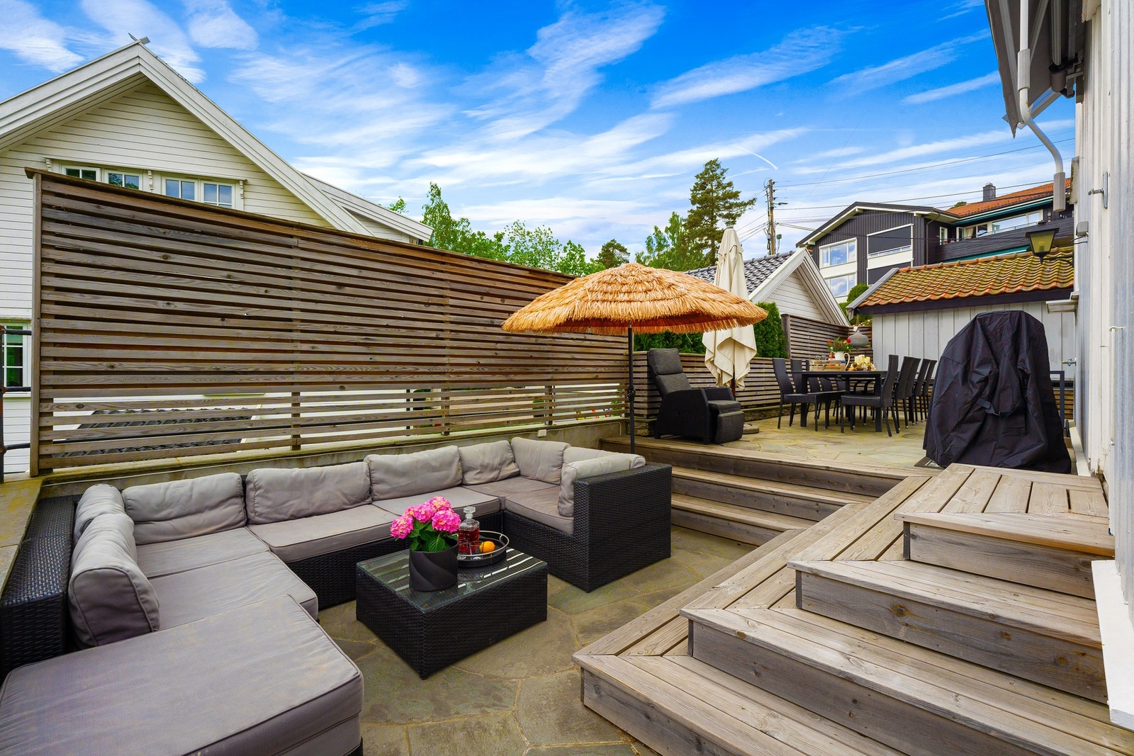 Terrassen er romslig, med god plass til utemøblement Galleribilde