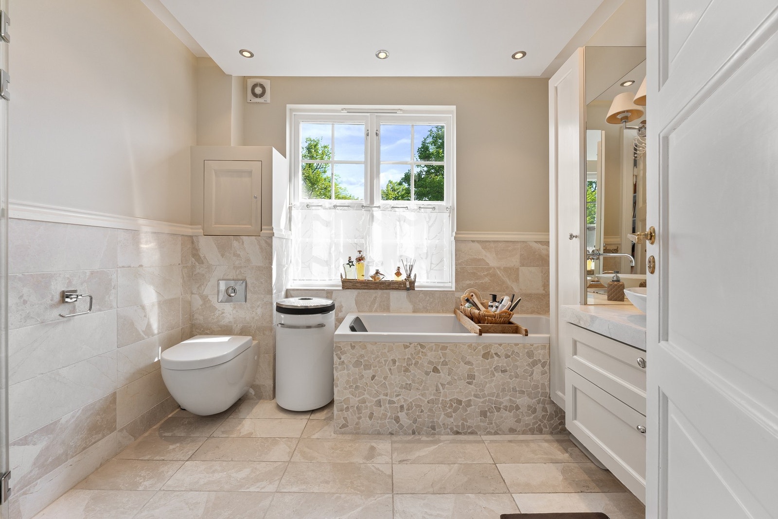 Lekkert og elegant badrom, pusset opp i 2013 Galleribilde