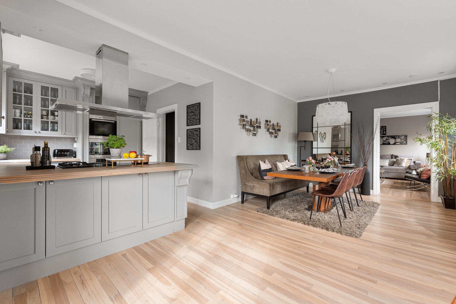 Rommets utforming gir deg mulighet til å kombinere matlaging og underholdning av gjester Galleribilde