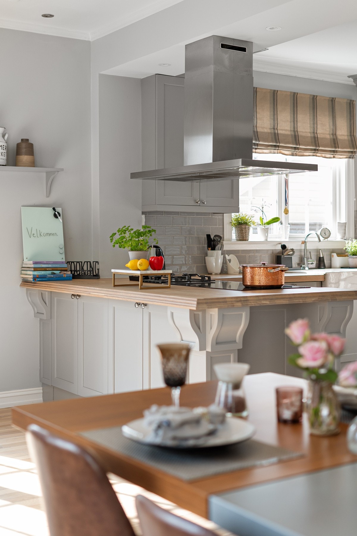 Stor halvøy/ spisebenk med bred induksjonstopp og gassbluss ved siden av, en drøm for matlagingen Galleribilde