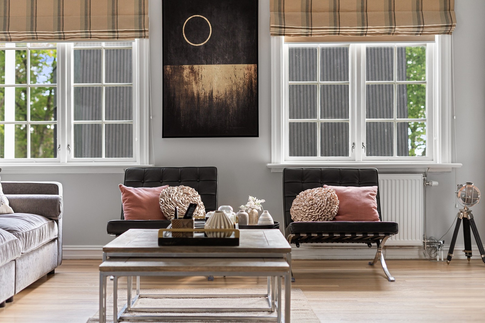 Stuen oppleves særdeles romslig og har rikelig med plass for innredning i diverse soner Galleribilde