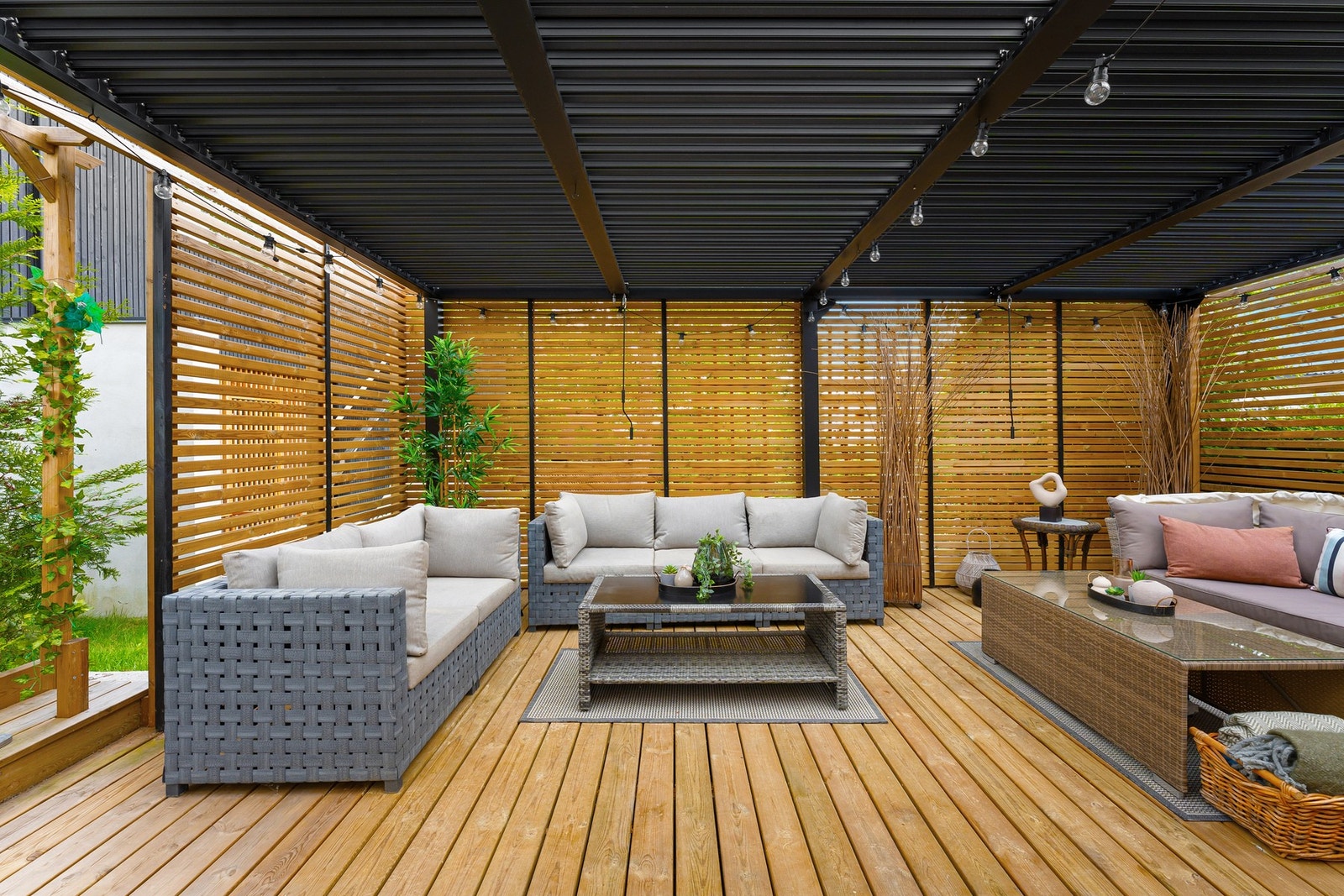 Fra hagen finner du en fantastisk pergola målt til 35 m² Galleribilde