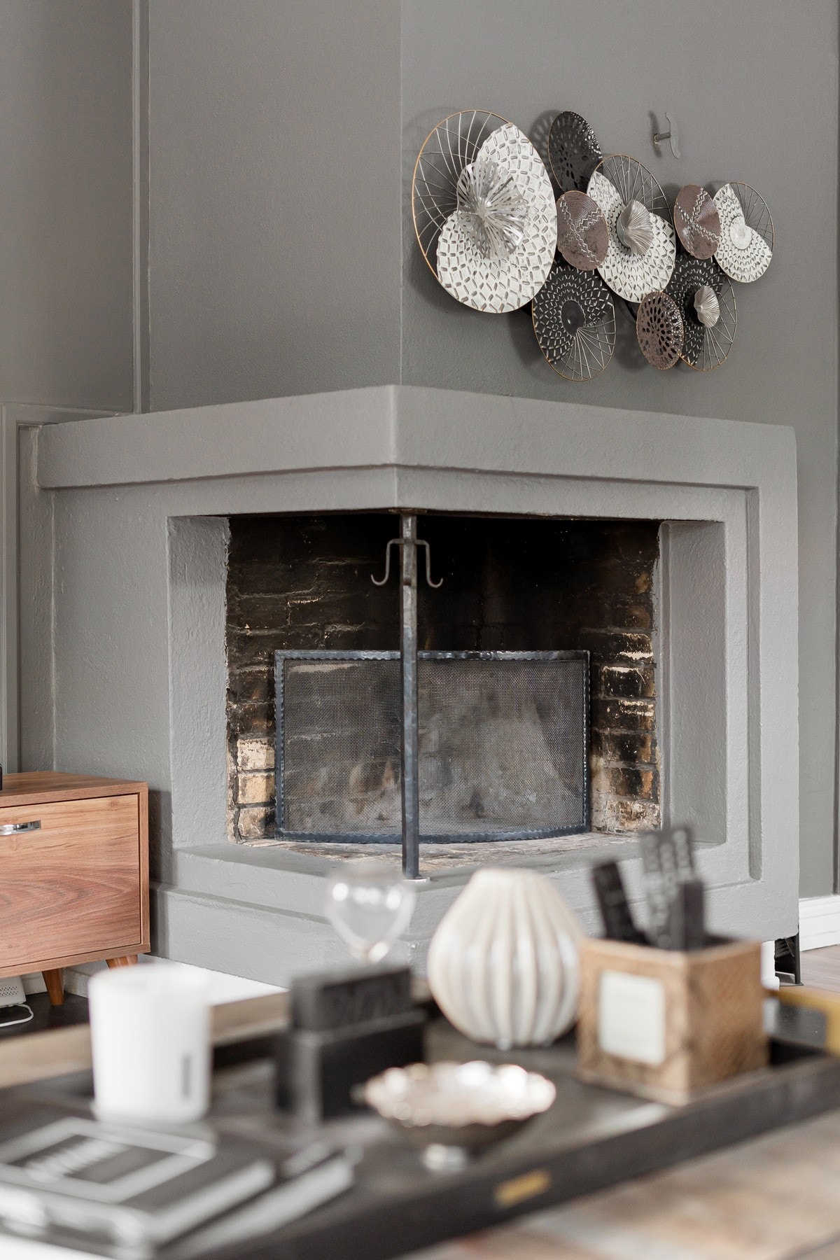 Stuen er utstyrt med vedpeis, som tilfører varme og lun atmosfære på kalde dager Galleribilde